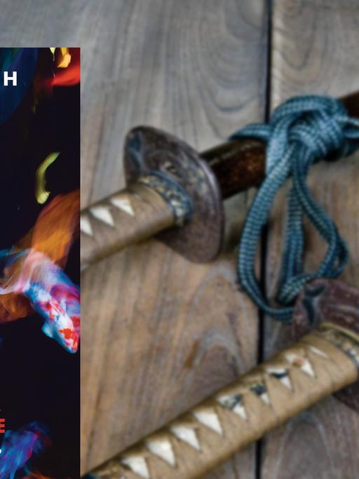 Zu sehen sind zwei Samurai Schwerter auf einem Holzboden. Unten links befindet sich das Buchcover, welches verschwommene Fische auf einem schwarzen Hintergrund zeigt.