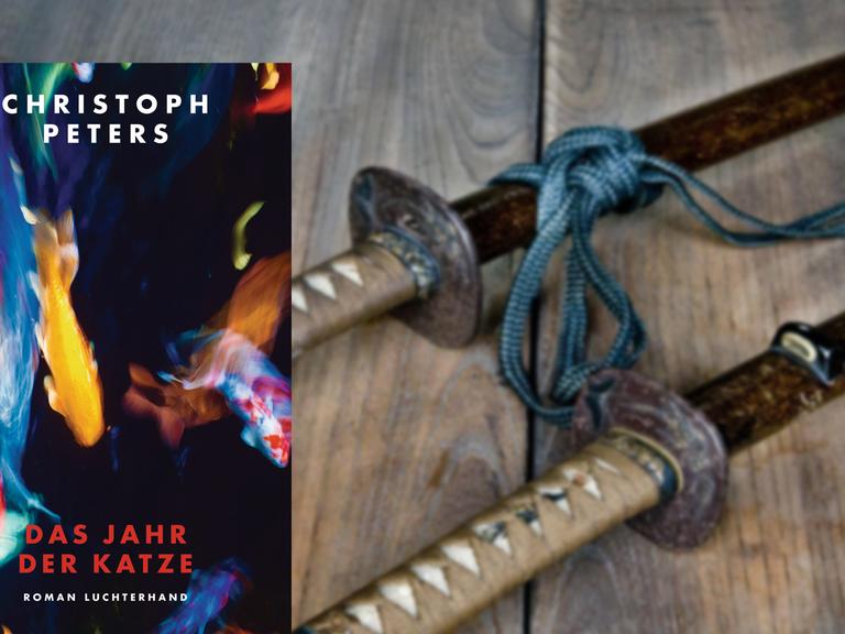 Zu sehen sind zwei Samurai Schwerter auf einem Holzboden. Unten links befindet sich das Buchcover, welches verschwommene Fische auf einem schwarzen Hintergrund zeigt.