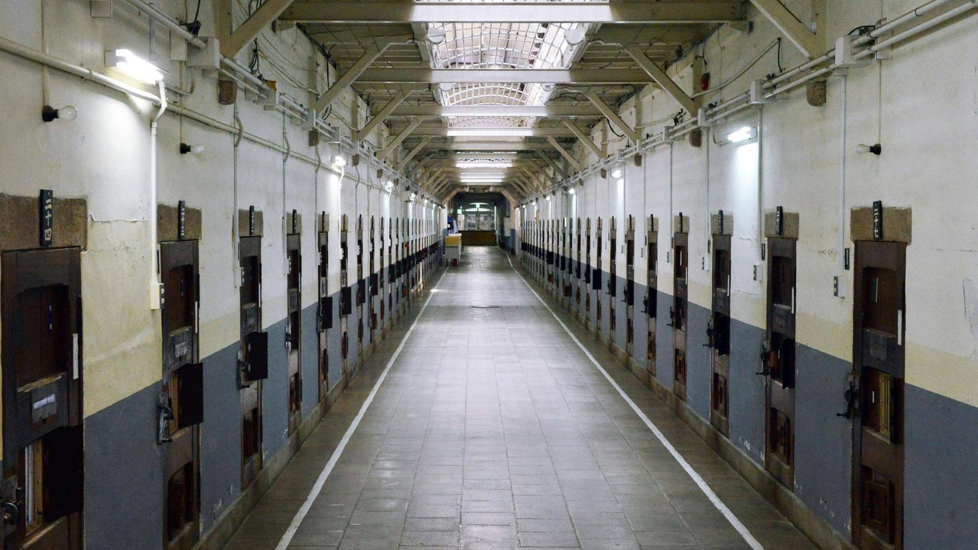 Flure des Meiji Era Juvenile Gefängnisses in Nara/Japan. Das Gefängnis wurde 1908 erbaut und soll nach seiner Schließung ggf. zu einem Hotel umgebaut werden.