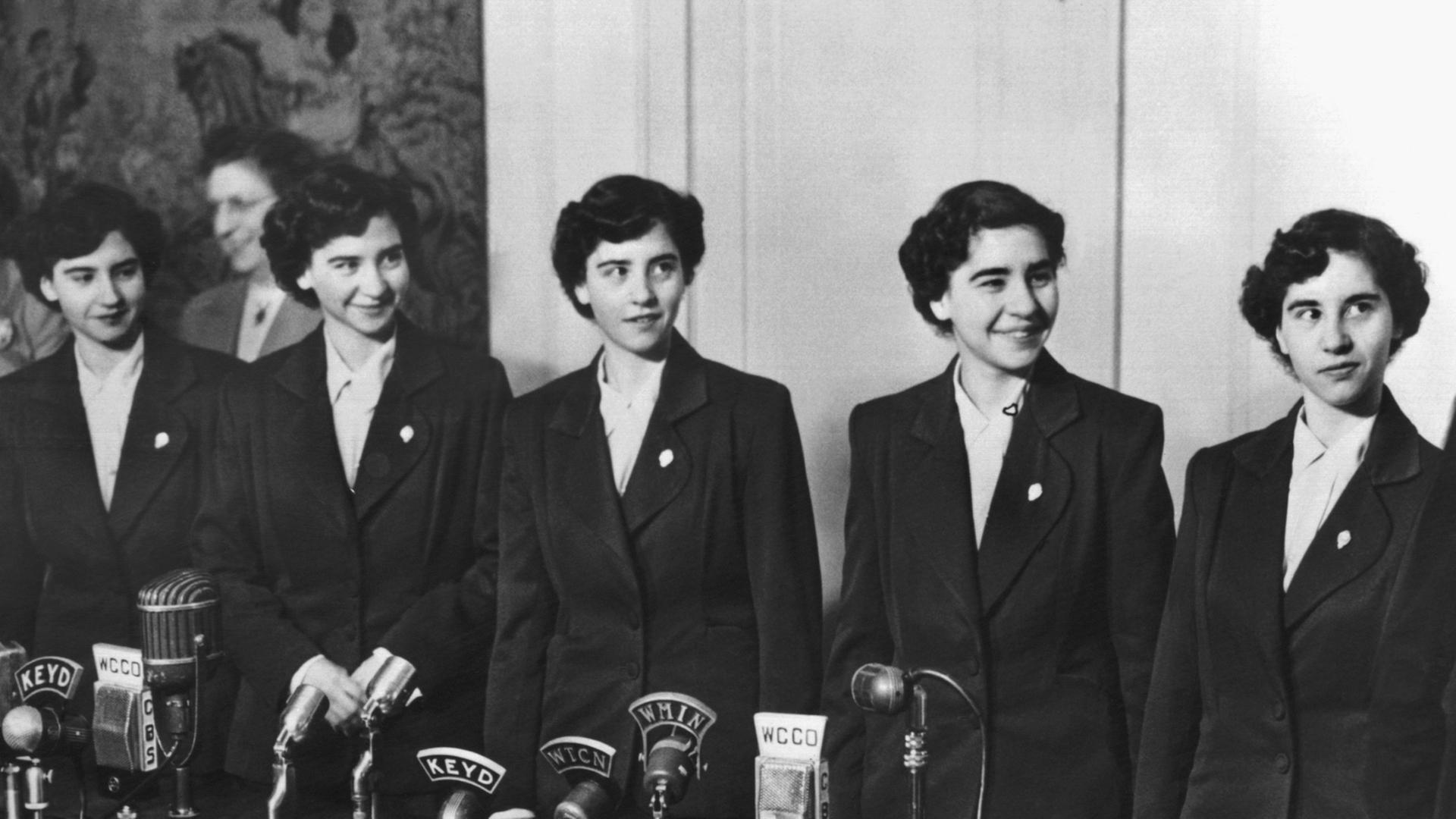 Die Fünflings-Mädchen (l-r) Annette, Yvonne, Cecile, Emilie und Marie Dionne während ihrer ersten Pressekonferenz in den USA am St. Catherines's College in St. Paul am 27. Januar 1952. Die Fünflings-Mädchen (l-r) Annette, Yvonne, Cecile, Emilie und Marie Dionne während ihrer ersten Pressekonferenz in den USA am St. Catherines's College in St. Paul am 27. Januar 1952.