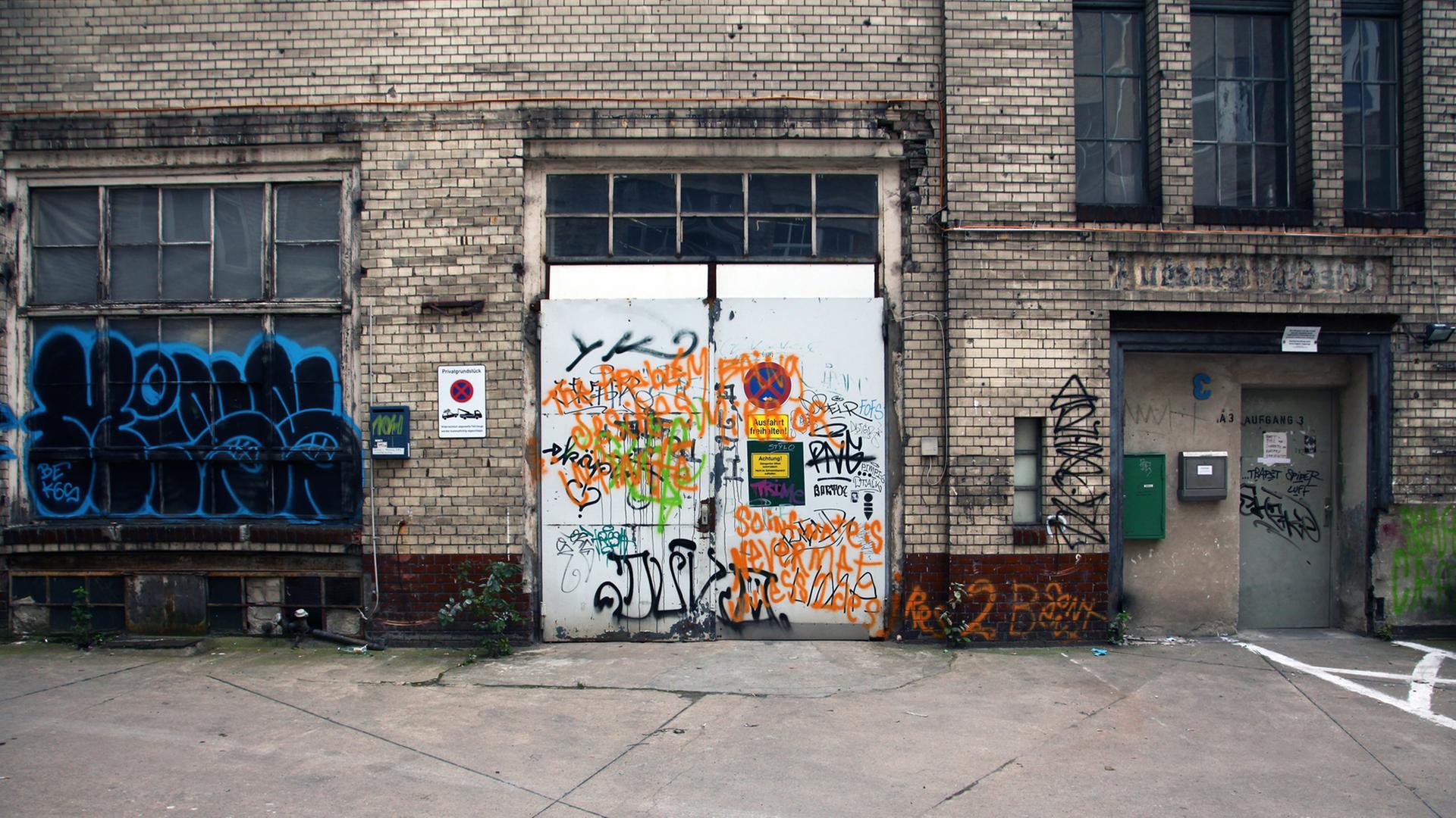 Graffiti auf einem Tor und auf Mauern, aufgenommen 2013 im Wedding in Berlin auf einem Hinterhof. Graffiti auf einem Tor und auf Mauern, aufgenommen 2013 im Wedding in Berlin auf einem Hinterhof.