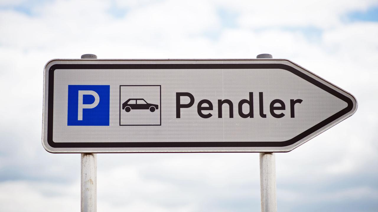 Ein Schild mit der Aufschrift "Pendler" steht am 05.06.2012 bei Poppenhausen (Bayern) an einer Autobahnanschlussstelle. Ein Schild mit der Aufschrift "Pendler" steht am 05.06.2012 bei Poppenhausen (Bayern) an einer Autobahnanschlussstelle.