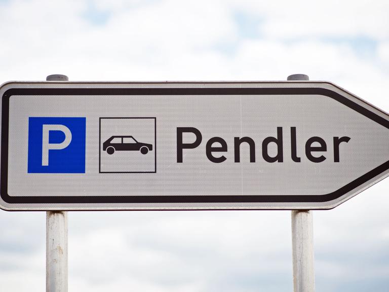 Ein Schild mit der Aufschrift "Pendler" steht am 05.06.2012 bei Poppenhausen (Bayern) an einer Autobahnanschlussstelle.