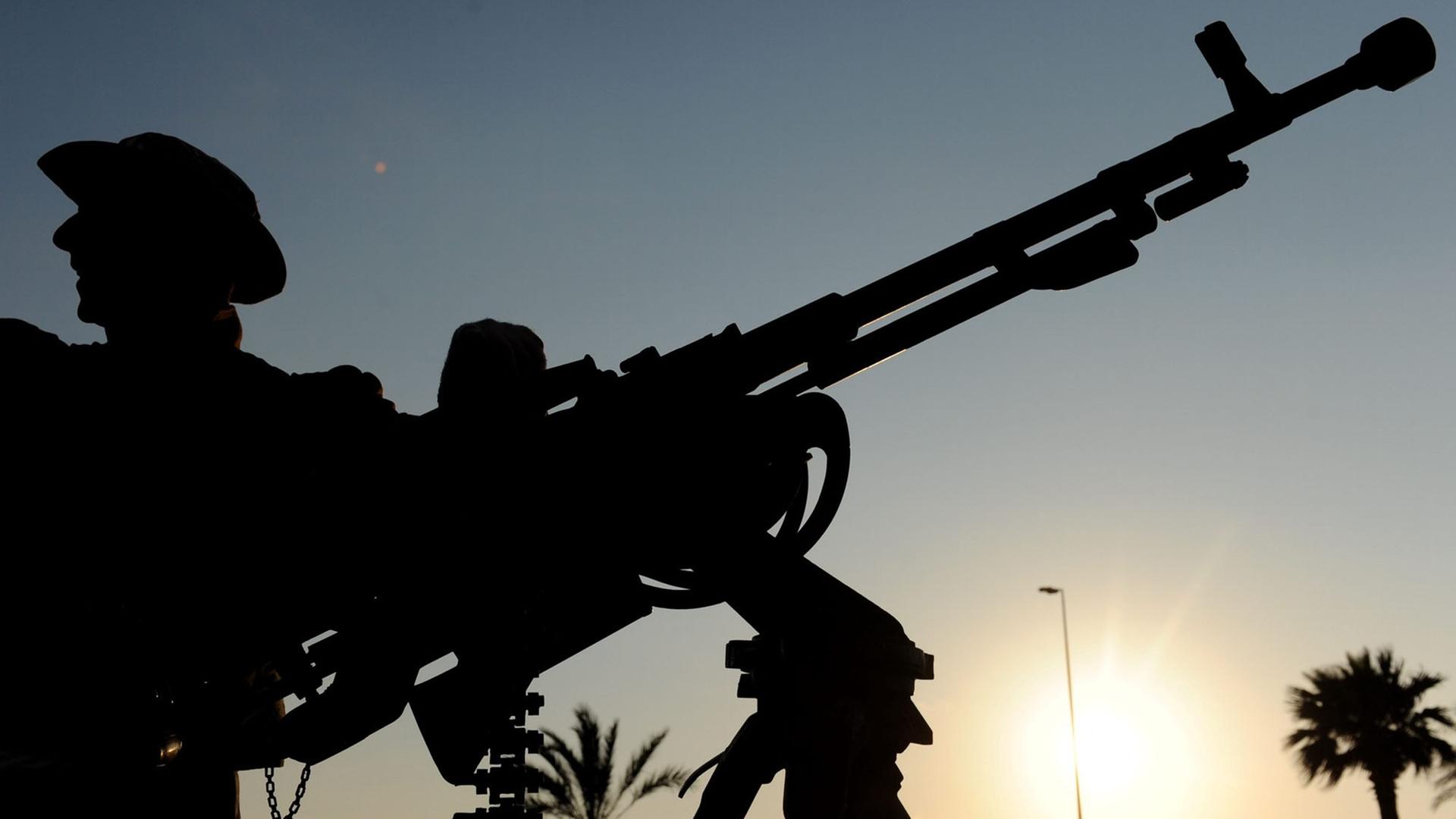 Ein libyscher Rebell steht am Samstag (02.04.2011) in Bengasi hinter seinem schweren Maschinengewehr. 02.04.2011