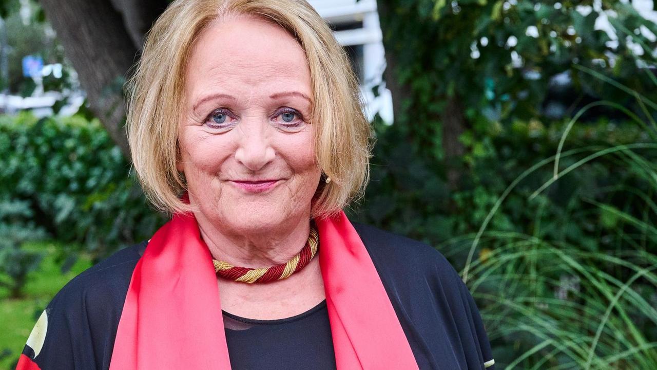 Die Politikerin Sabine Leutheusser-Schnarrenberger steht vor einer Wiese und einen Baum und schaut in die Kamera. Die Politikerin Sabine Leutheusser-Schnarrenberger steht vor einer Wiese und einen Baum und schaut in die Kamera.