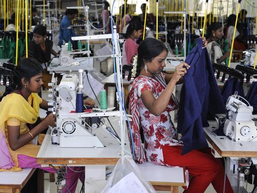 Arbeiterinnen in einer Textilfabrik in Indien, die Fair-Trade-Kleidung produiziert