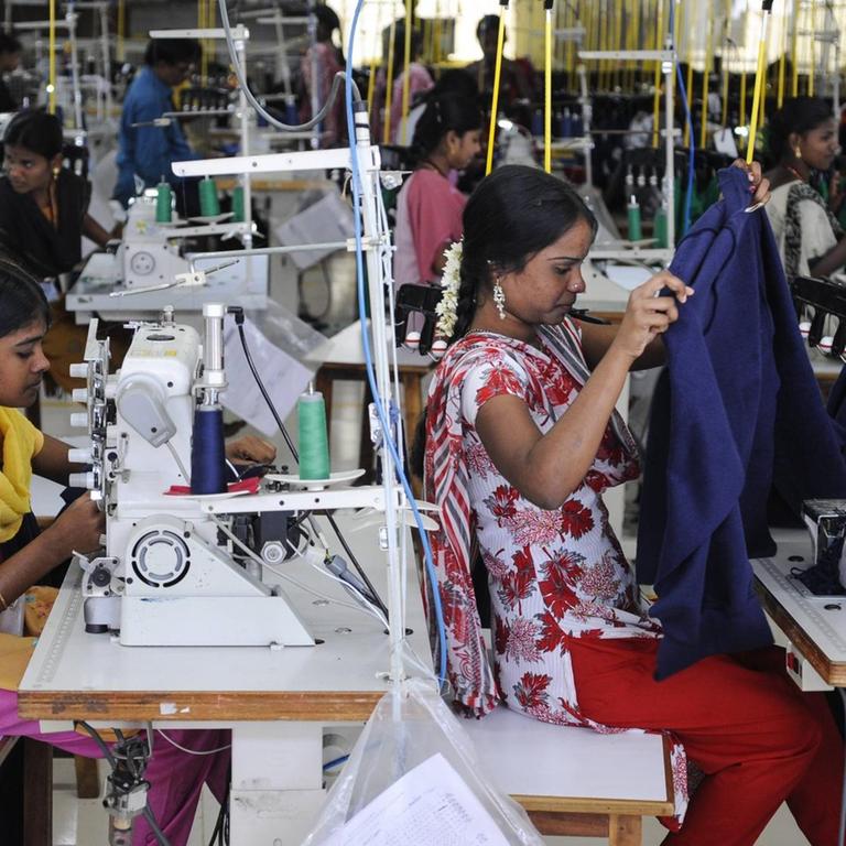 Arbeiterinnen in einer Textilfabrik in Indien, die Fair-Trade-Kleidung produiziert