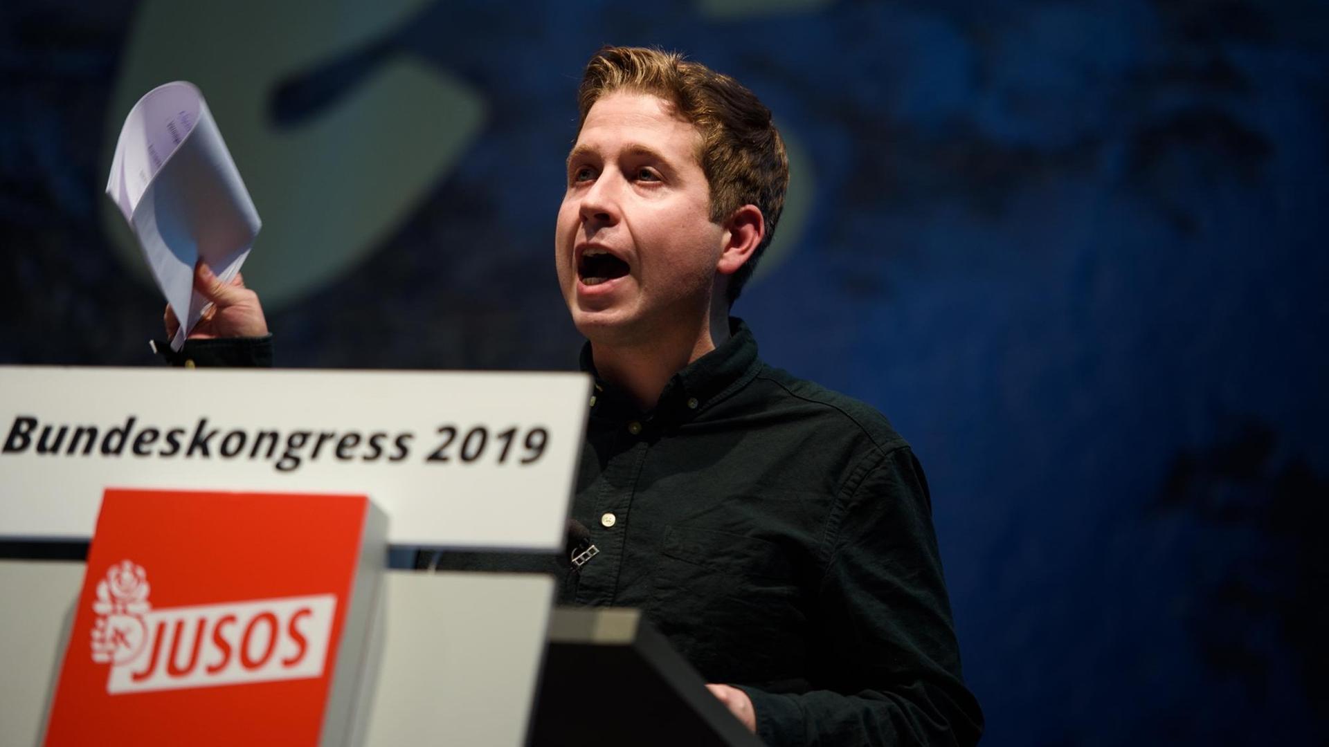 Kevin Kühnert (SPD), Bundesvorsitzender der Jusos, spricht auf dem Bundeskongress der Jusos, der Jugendorganisation der SPD, zu den Mitgliedern. Kevin Kühnert (SPD), Bundesvorsitzender der Jusos, spricht auf dem Bundeskongress der Jusos, der Jugendorganisation der SPD, zu den Mitgliedern.