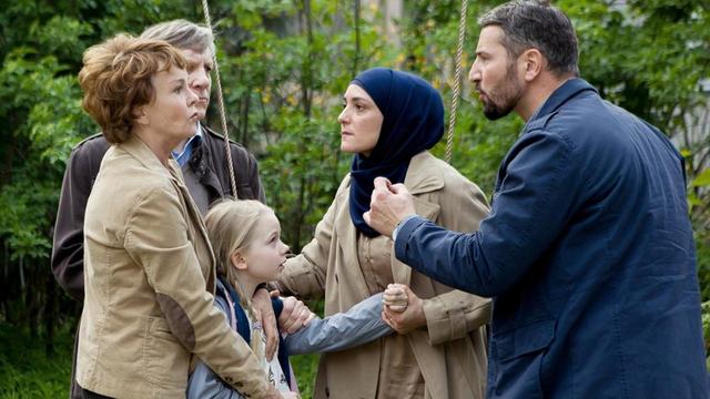 Großeltern (links) und Pflegeeltern (rechts) streiten um die kleine Pia. Die Großeltern wollen nicht, dass ihre Enkelin muslimisch aufwächst. Szenenfoto aus dem Spielfilm "Das deutsche Kind", ARD, 4. April 2018.