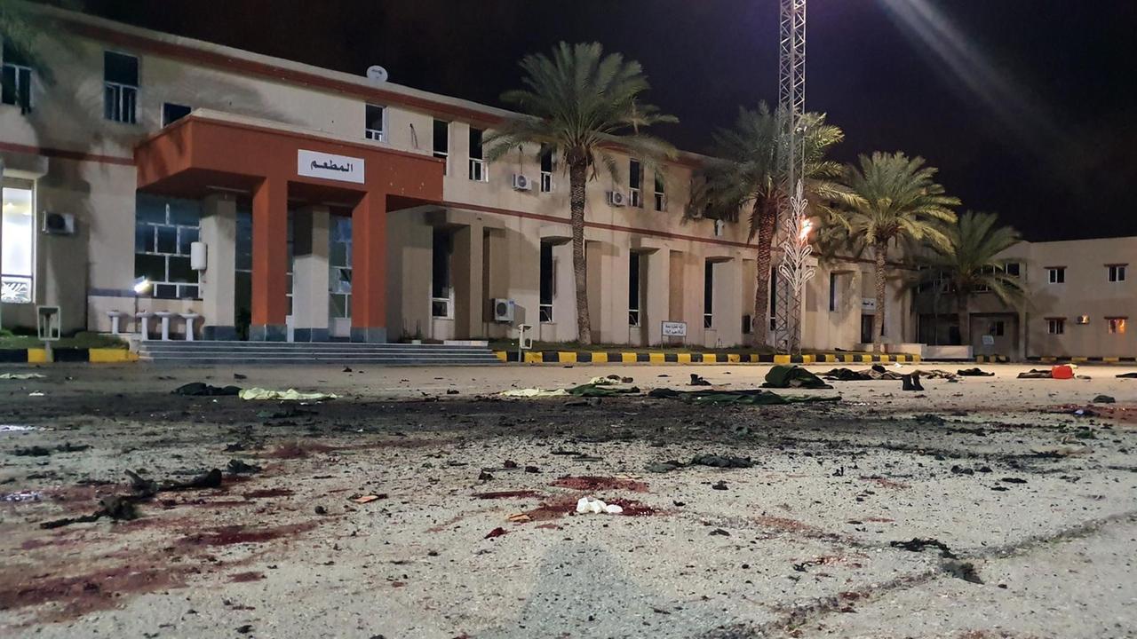 Trümmerteile, Kleidungsstücke und Blutlachen liegen nach einem Luftangriff in einer Militärakademie in der libyschen Hauptstadt Tripolis. Trümmerteile, Kleidungsstücke und Blutlachen liegen nach einem Luftangriff in einer Militärakademie in der libyschen Hauptstadt Tripolis.