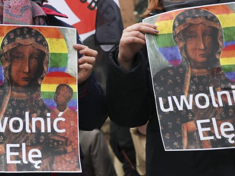 Zwei Plakate zeigen die Schwarze Madonna von Tschenstochau. Statt des goldenen Heiligenscheins trägt sie einen Heiligenschein in Regenbogenfarben.