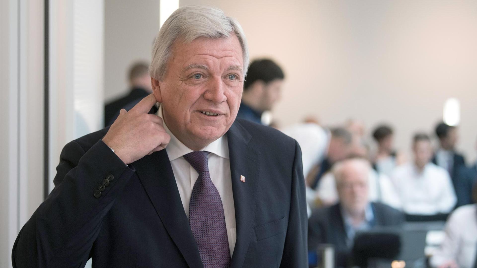 Der hessische Ministerpräsident Volker Bouffier (CDU) kommt am 26.06.2017 als Zeuge zum NSU-Untersuchungsausschuss des hessischen Landtags in Wiesbaden. Der hessische Ministerpräsident Volker Bouffier (CDU) kommt am 26.06.2017 als Zeuge zum NSU-Untersuchungsausschuss des hessischen Landtags in Wiesbaden.
