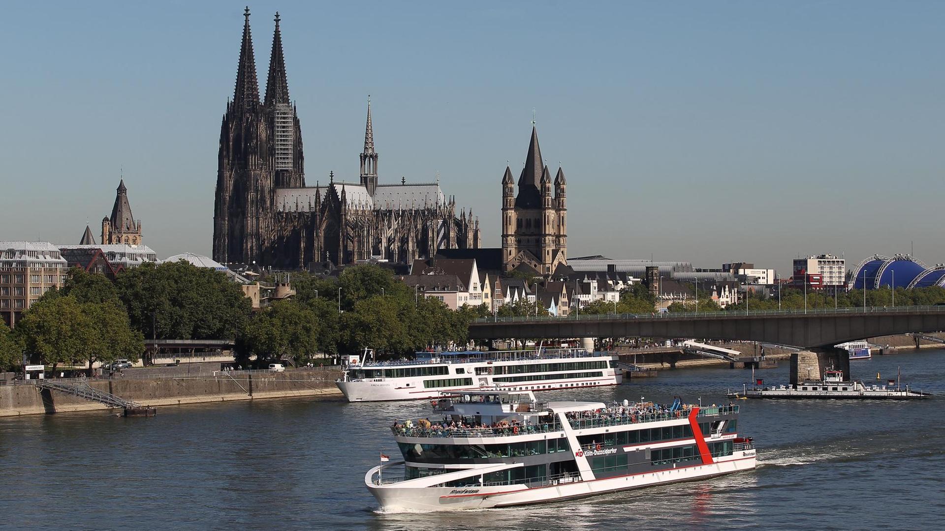 Ein Schiff fährt in Köln am Dom vorbei über den Rhein. Ein Schiff fährt in Köln am Dom vorbei über den Rhein.