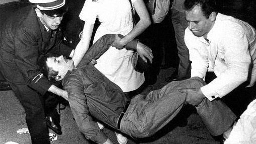 2. Juni 1967 Benno Ohnesorg, der bei einer Demonstration anlässlich des Berlin-Besuchs des Persischen Kaiserpaares von Karl-Heinz Kurras erschossen wurde, wird weggetragen. 2. Juni 1967 Benno Ohnesorg, der bei einer Demonstration anlässlich des Berlin-Besuchs des Persischen Kaiserpaares von Karl-Heinz Kurras erschossen wurde, wird weggetragen.