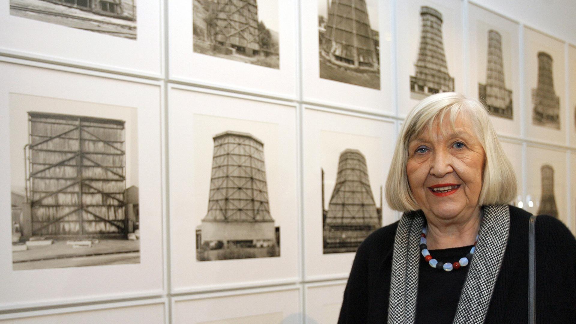 Die Fotografin Hilla Becher steht vor ihrer Fotoserie "Kühltürme". Die Fotografin Hilla Becher steht vor ihrer Fotoserie "Kühltürme".