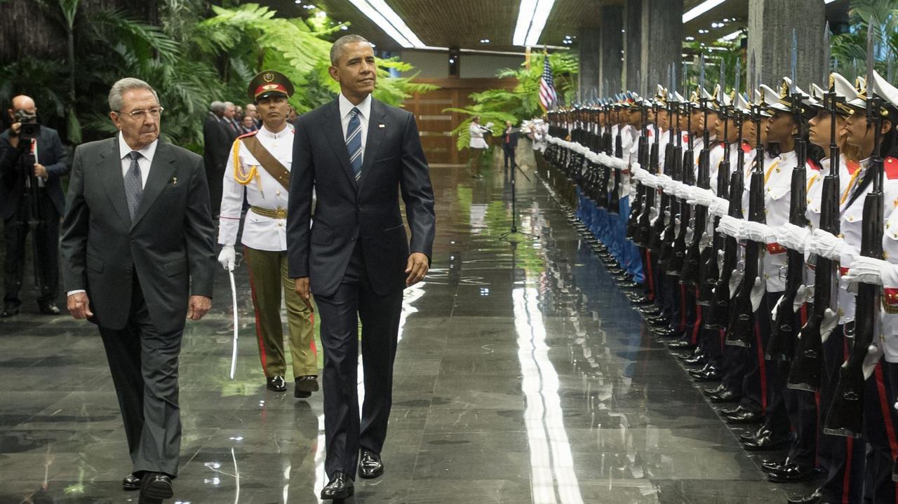 US-Präsident Barack Obama und Kubas Staatschef Raúl Castro beim Empfang mit militärischen Ehren im Präsidentenpalast in Havanna. US-Präsident Barack Obama und Kubas Staatschef Raúl Castro beim Empfang mit militärischen Ehren im Präsidentenpalast in Havanna.