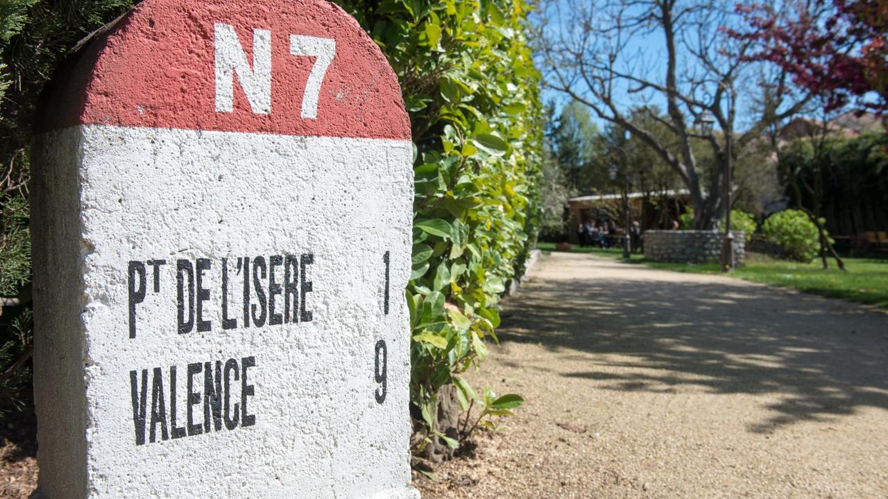 Den alten Kilometerstein hat Michel Chabran in seinen Garten verpflanzt. Den alten Kilometerstein hat Michel Chabran in seinen Garten verpflanzt.