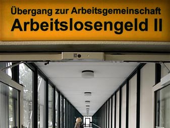 Ein Schild weist den Weg zu den Sachbearbeitern des Arbeitslosengeldes II in der Agentur für Arbeit in Ludwigsburg. Ein Schild weist den Weg zu den Sachbearbeitern des Arbeitslosengeldes II in der Agentur für Arbeit in Ludwigsburg.