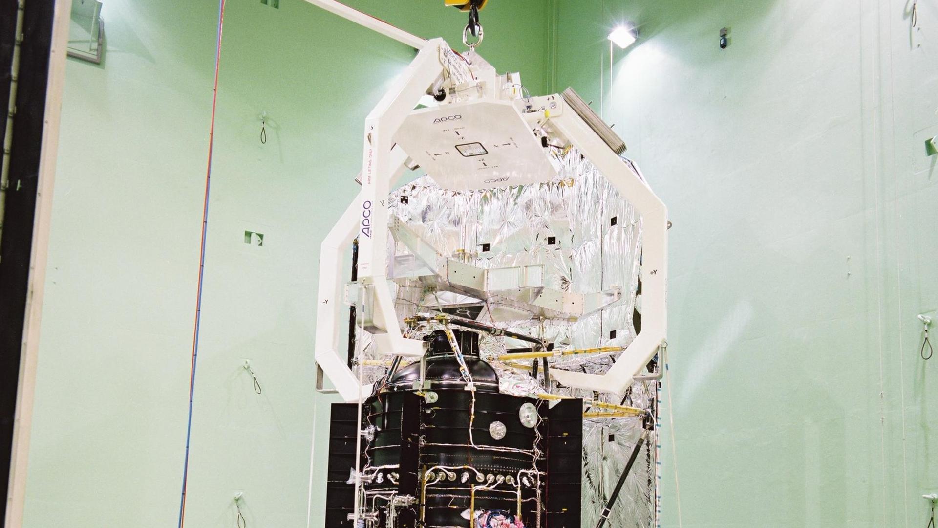 Der Infrarot-Satellit Herschel in der Montagehalle.