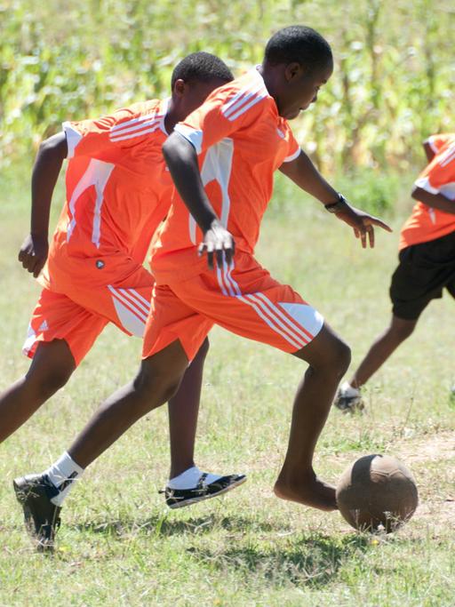Mädchen spielen Fußball in Mittagshitze