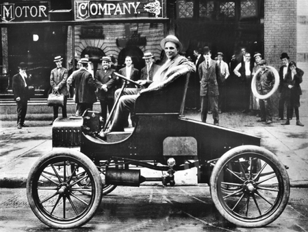 Henry Ford und seine Ford Motor Co. revolutionierten mit der Massenproduktion des Model-T die industrielle Produktionsweise. Henry Ford und seine Ford Motor Co. revolutionierten mit der Massenproduktion des Model-T die industrielle Produktionsweise.