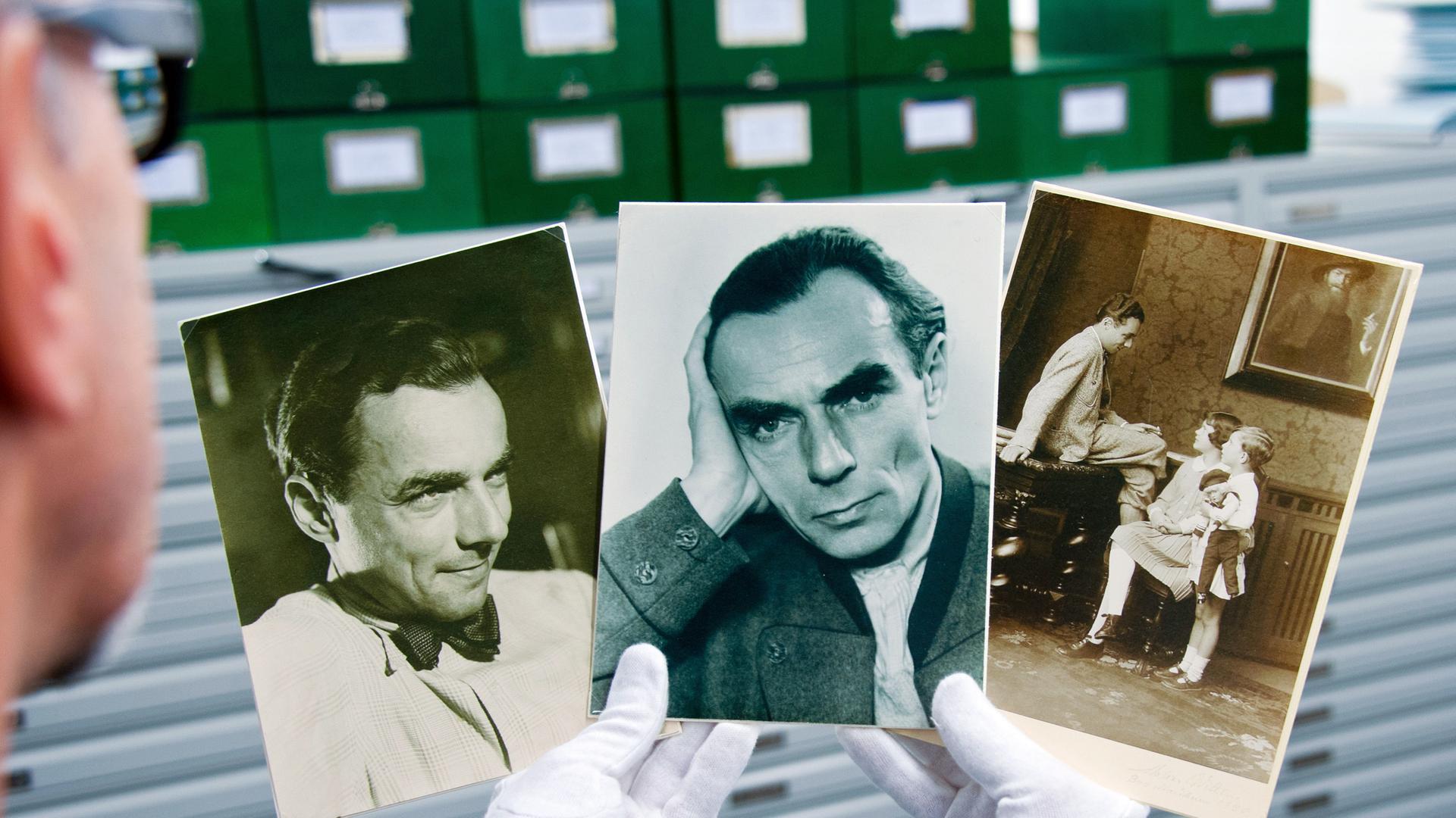 Ein Mann betrachtet am 06.11.2013 in Marbach (Baden-Württemberg) im Literaturarchiv Bilder, die den Schriftsteller Erich Kästner zeigen. Rund 3000 Bilder aus dem Nachlass Kästners liegen sauber archiviert im Marbacher Literaturarchiv. Ein Mann betrachtet am 06.11.2013 in Marbach (Baden-Württemberg) im Literaturarchiv Bilder, die den Schriftsteller Erich Kästner zeigen. Rund 3000 Bilder aus dem Nachlass Kästners liegen sauber archiviert im Marbacher Literaturarchiv.