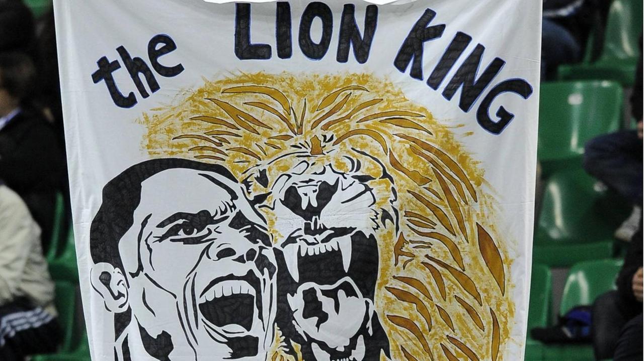 Fans von Inter Mailand präsentieren ein Plakat für Samuel Eto'o: Lion King Fans von Inter Mailand präsentieren ein Plakat für Samuel Eto'o: Lion King