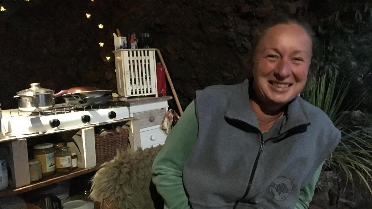 Die 40-jährige Gabriella in ihrer Naturhöhle auf La Palma Die 40-jährige Gabriella in ihrer Naturhöhle auf La Palma
