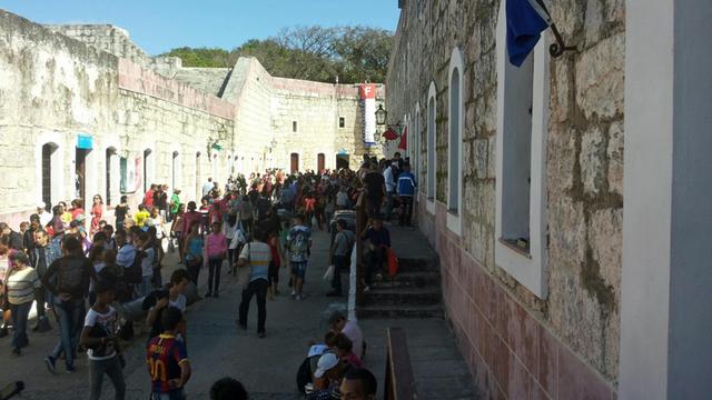 Besucher der Buchmesse in Havanna 2016 zwischen den Festungsmauern
