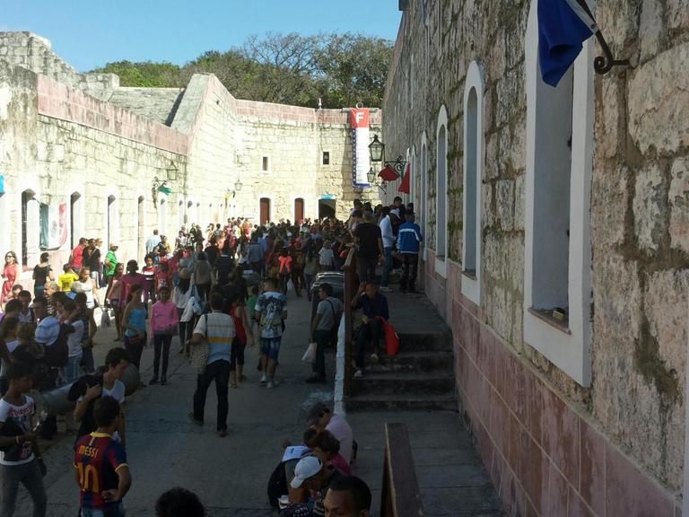 Besucher der Buchmesse in Havanna 2016 zwischen den Festungsmauern