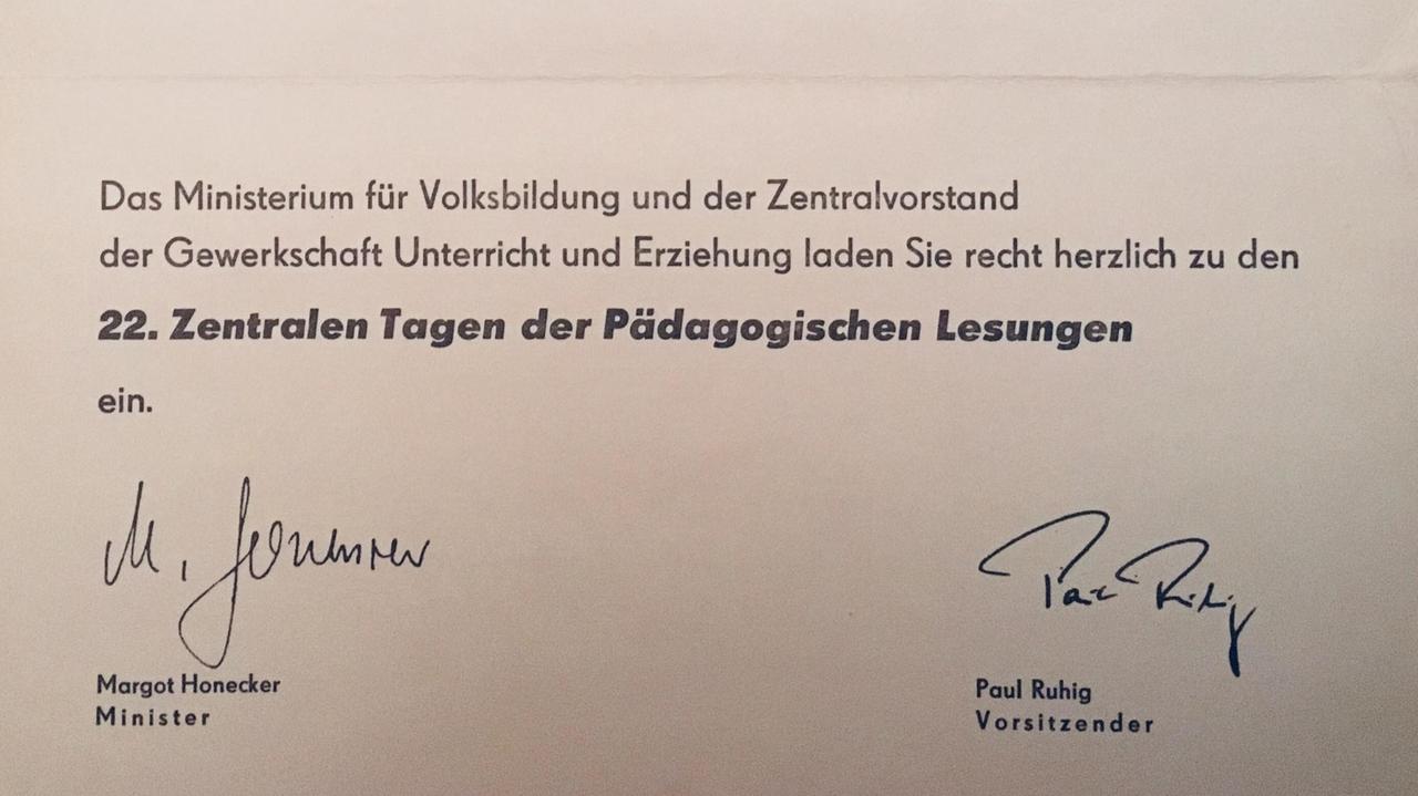 Ausschnitt einer Einladung zu den "22. Zentralen Tagen der Pädagogischen Lesungen" mit der Unterschrift von Margot Honecker Ausschnitt einer Einladung zu den "22. Zentralen Tagen der Pädagogischen Lesungen" mit der Unterschrift von Margot Honecker