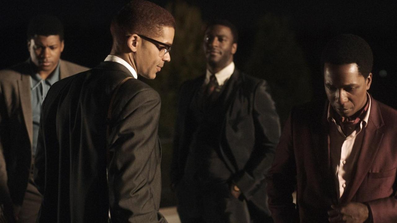 Filmstill aus "One Night in Miami" (von links nach rechts): Eli Goree als Cassius Clay, Kingsley Ben-Adir spielt Malcolm X, Aldis Hodge als Jim Brown und Leslie Odom Jr. als Sam Cooke. Filmstill aus "One Night in Miami" (von links nach rechts): Eli Goree als Cassius Clay, Kingsley Ben-Adir spielt Malcolm X, Aldis Hodge als Jim Brown und Leslie Odom Jr. als Sam Cooke.