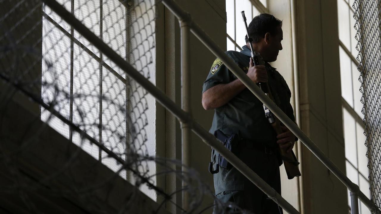 Ein Wächter steht mit Gewehr im Anschlag im Todestrakt des US-Gefängnisses in San Quentin Ein Wächter steht mit Gewehr im Anschlag im Todestrakt des US-Gefängnisses in San Quentin