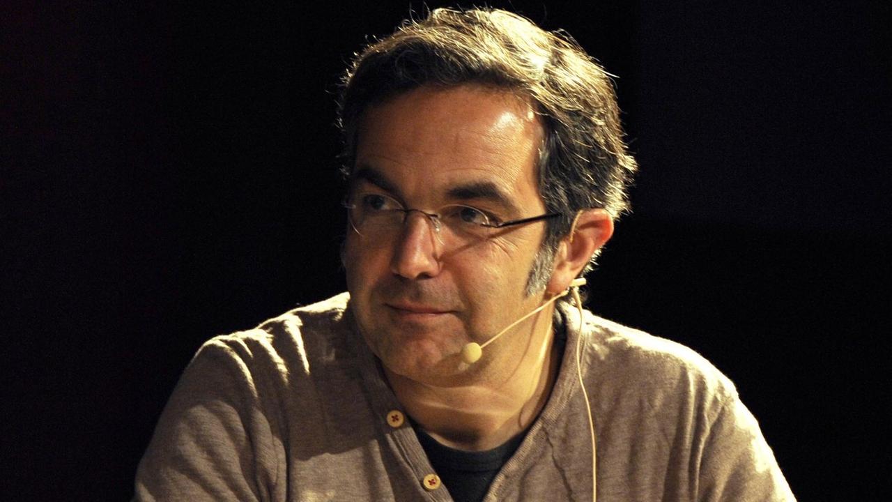 Der Autor Navid Kermani liest am 13.03.2014 in Köln im Rahmen des internationalen Literaturfestival lit.cologne. Der Autor Navid Kermani liest am 13.03.2014 in Köln im Rahmen des internationalen Literaturfestival lit.cologne.