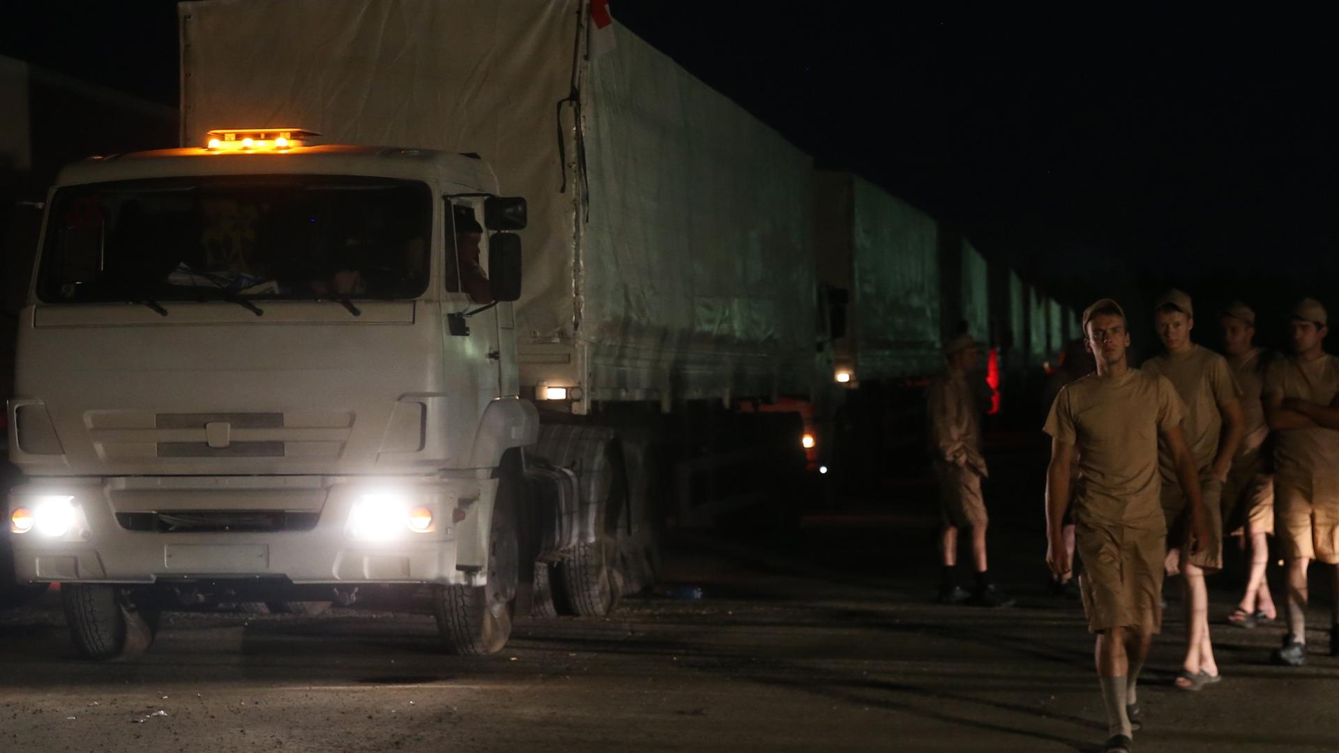 Lastwagen, die von Moskau aus Richtung Ukraine fahren. Lastwagen, die von Moskau aus Richtung Ukraine fahren.
