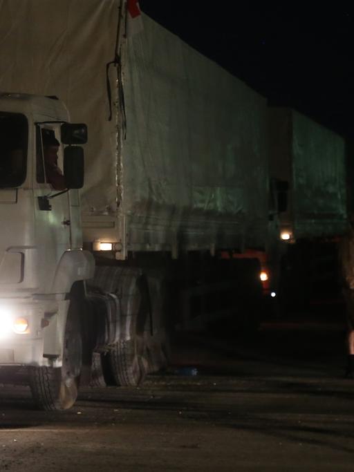 Lastwagen, die von Moskau aus Richtung Ukraine fahren.