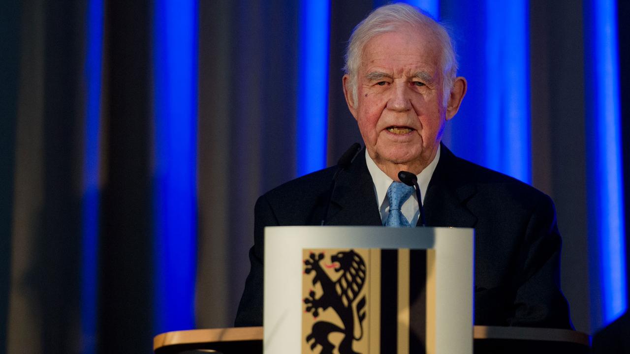 Der ehemalige Ministerpräsident von Sachsen, Kurt Biedenkopf (CDU), spricht am 27.02.2015 im Rahmen einer Feierstunde anlässlich der Verabschiedung der Oberbürgermeisterin von Dresden im Lichthof des Rathauses in Dresden (Sachsen). Foto: Arno Burgi/dpa Der ehemalige Ministerpräsident von Sachsen, Kurt Biedenkopf (CDU), spricht am 27.02.2015 im Rahmen einer Feierstunde anlässlich der Verabschiedung der Oberbürgermeisterin von Dresden im Lichthof des Rathauses in Dresden (Sachsen). Foto: Arno Burgi/dpa