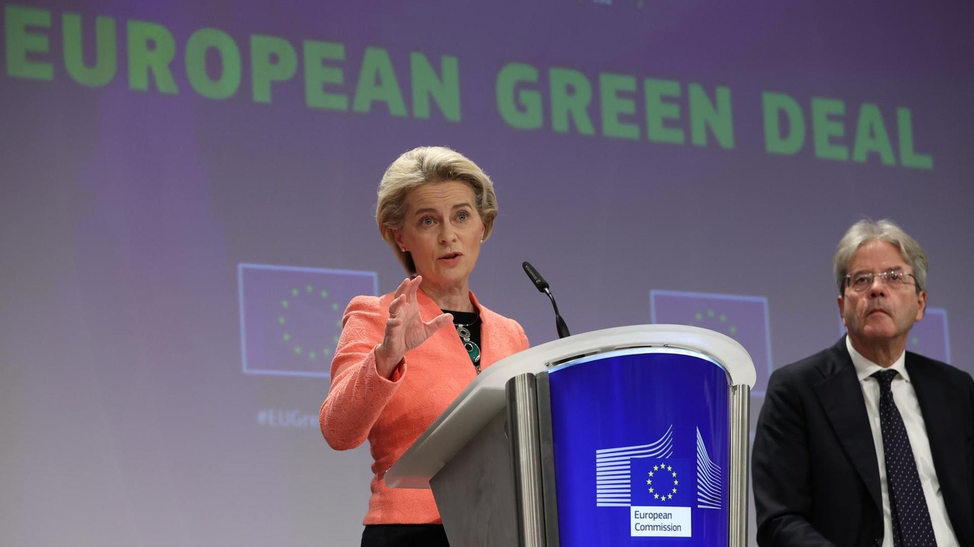 EU-Kommissionspräsidentin Ursula von der Leyen bei der Vorstellung des Gesetzespakets "Fit for 55" für mehr Klimaschutz in der EU EU-Kommissionspräsidentin Ursula von der Leyen bei der Vorstellung des Gesetzespakets "Fit for 55" für mehr Klimaschutz in der EU