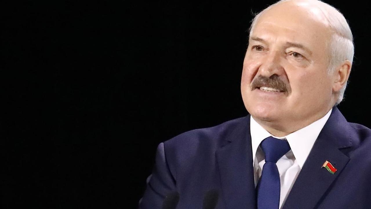 Der Präsident von Belarus, Alexander Lukaschenko, hält eine Rede auf dem 2. Minsker Dialogforum der Regionen im Oktober 2019 Der Präsident von Belarus, Alexander Lukaschenko, hält eine Rede auf dem 2. Minsker Dialogforum der Regionen im Oktober 2019