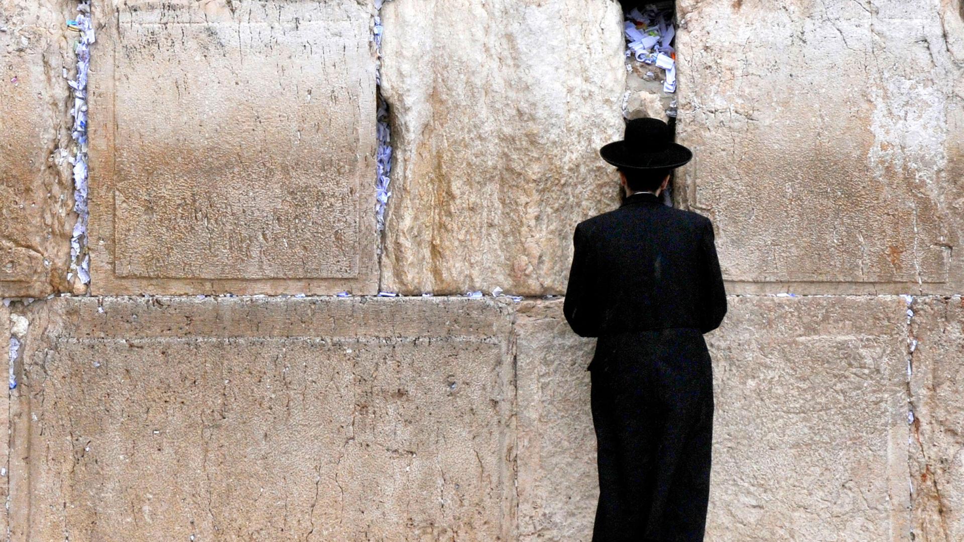 Ein Jude beim Gebet an der Klagemauer in Jerusalem Ein Jude beim Gebet an der Klagemauer in Jerusalem
