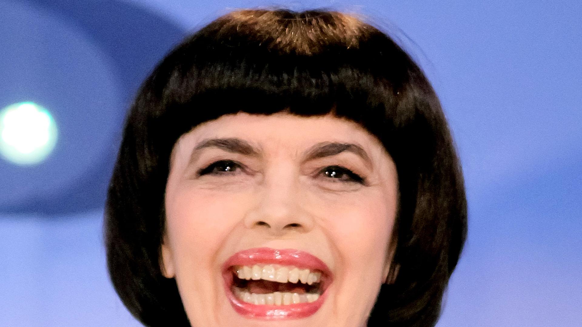 Mireille Mathieu saß auf seinem Frisierstuhl deutschlandfunkkultur.de