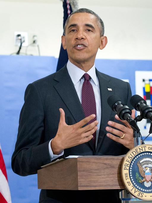 US-Präsident Barack Obama äußert sich am Rednerpult neben einer US-Flagge in einer Washingtoner Grundschule zur Lage in der Ukraine.