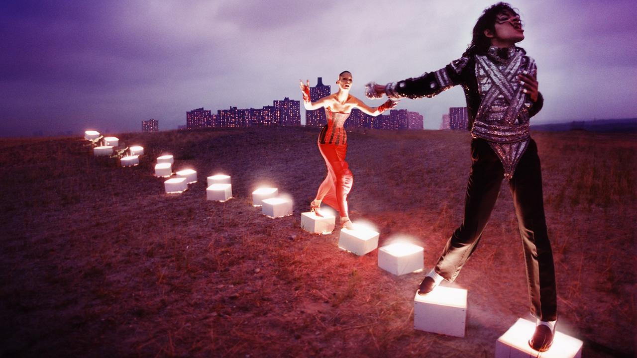 Das Fotokunstwerk von David LaChapelle von 1998 zeigt den Popstar Michael Jackson, wie er über erleuchtete würfelförmige Steine läuft.
