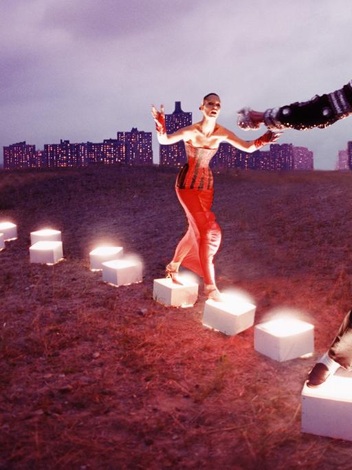 Das Fotokunstwerk von David LaChapelle von 1998 zeigt den Popstar Michael Jackson, wie er über erleuchtete würfelförmige Steine läuft.