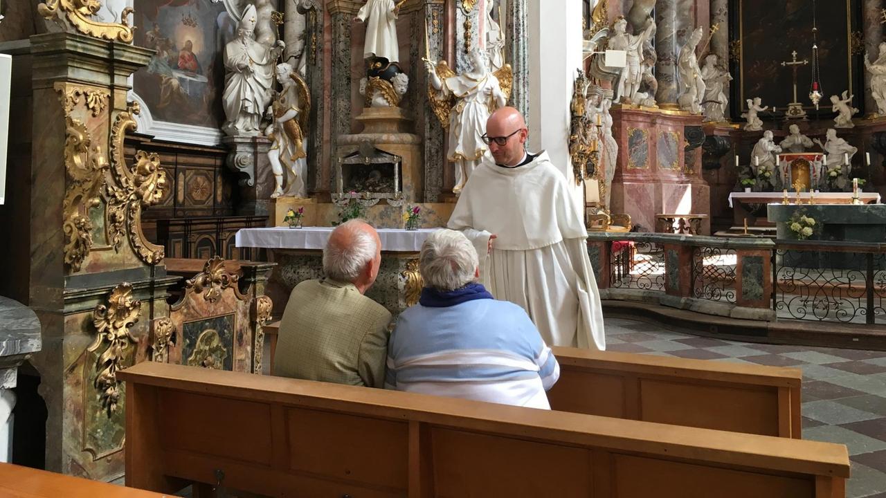 Pater Kilian Müller im Gespräch mit Gläubigen in der Stiftskirche St. Mariä Himmelfahrt Pater Kilian Müller im Gespräch mit Gläubigen in der Stiftskirche St. Mariä Himmelfahrt