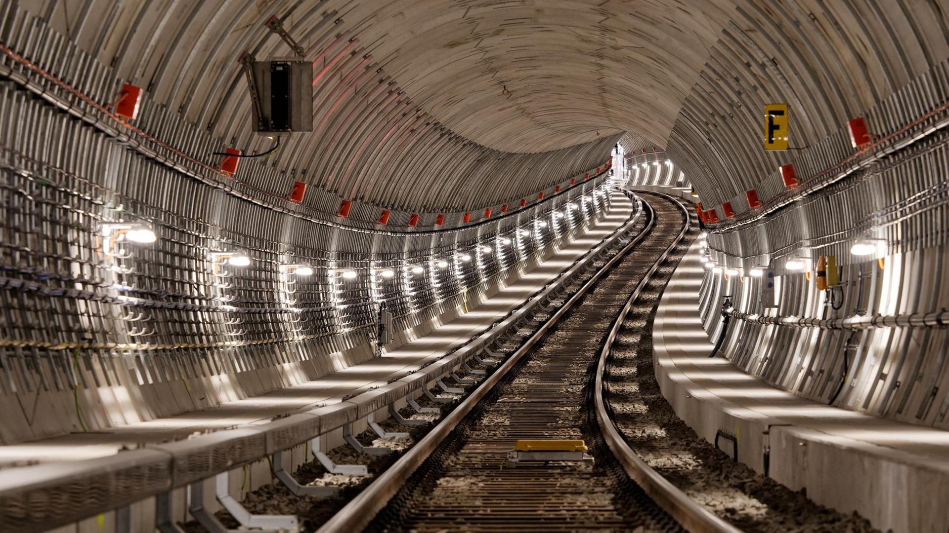Ein Blick in den Tunnel indem die U5 ihren Weg nehmen wird. Ein Blick in den Tunnel indem die U5 ihren Weg nehmen wird.