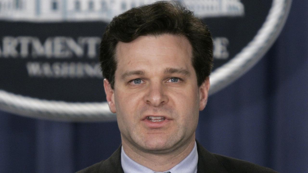 Wray vor einem Schild mit dem Logo des US-Justizministeriums. Wray vor einem Schild mit dem Logo des US-Justizministeriums.