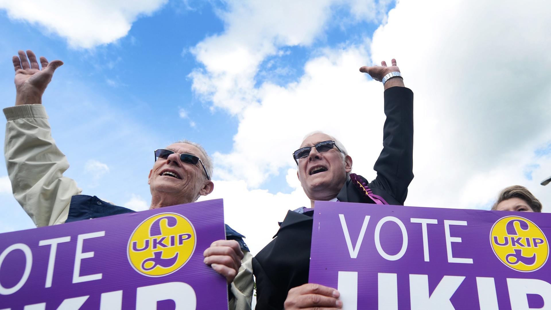 Anhänger der UKIP-Partei mit Wahlplakaten. Anhänger der UKIP-Partei mit Wahlplakaten.