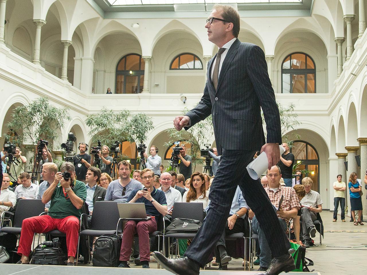 Bundesverkehrsminister Alexander Dobrindt (CSU) kommt am 07.07.2014 zu einer Pressekonferenz in seinem Ministerium in Berlin. Bundesverkehrsminister Alexander Dobrindt (CSU) kommt am 07.07.2014 zu einer Pressekonferenz in seinem Ministerium in Berlin.