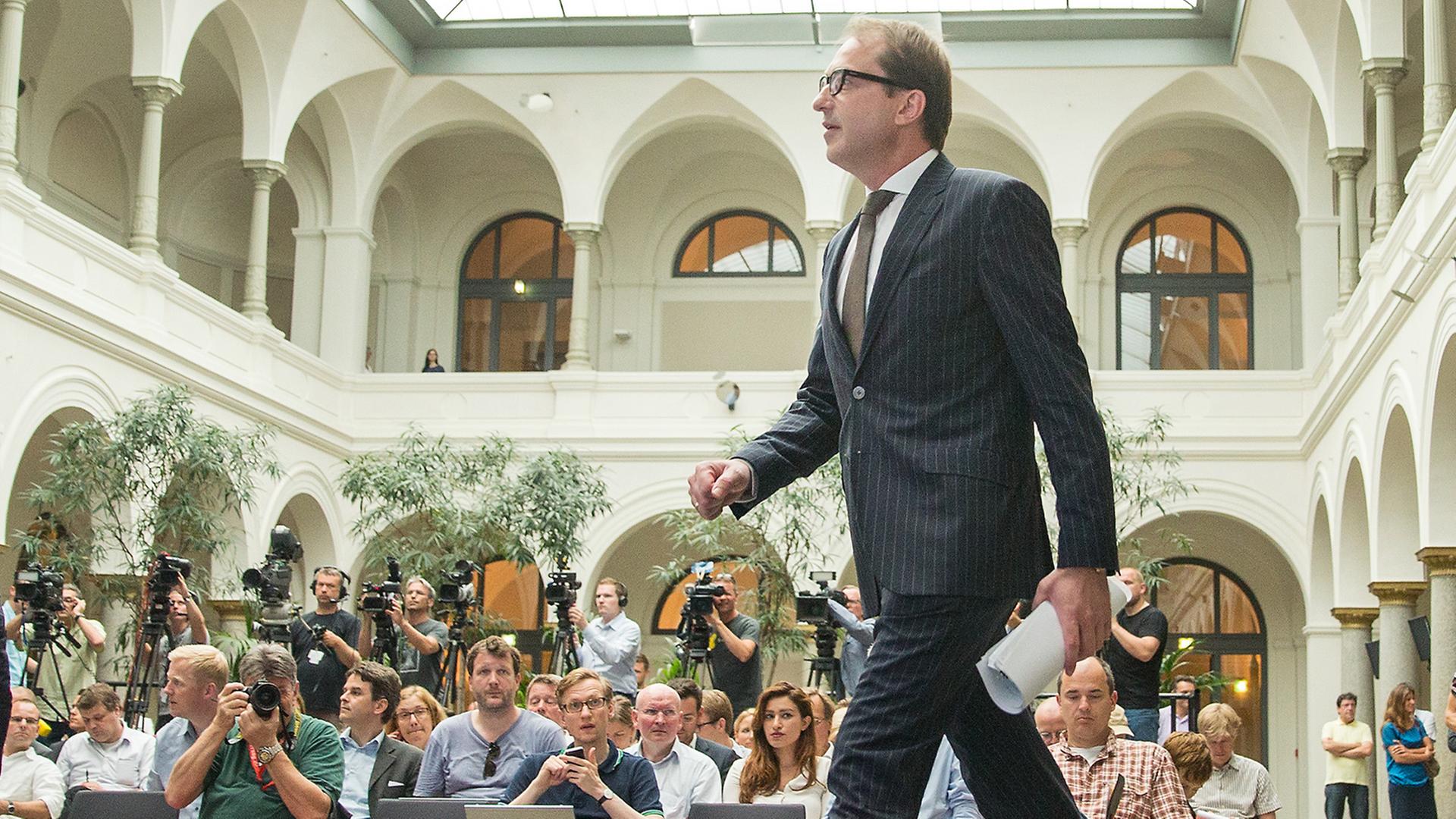 Bundesverkehrsminister Alexander Dobrindt (CSU) kommt am 07.07.2014 zu einer Pressekonferenz in seinem Ministerium in Berlin. Bundesverkehrsminister Alexander Dobrindt (CSU) kommt am 07.07.2014 zu einer Pressekonferenz in seinem Ministerium in Berlin.